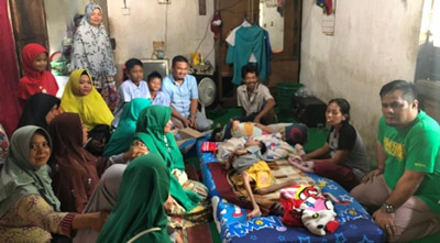 Sampaikan Donasi Buat Selamat Kurniawan, Keken Boyong Keluarga dan Tetangga